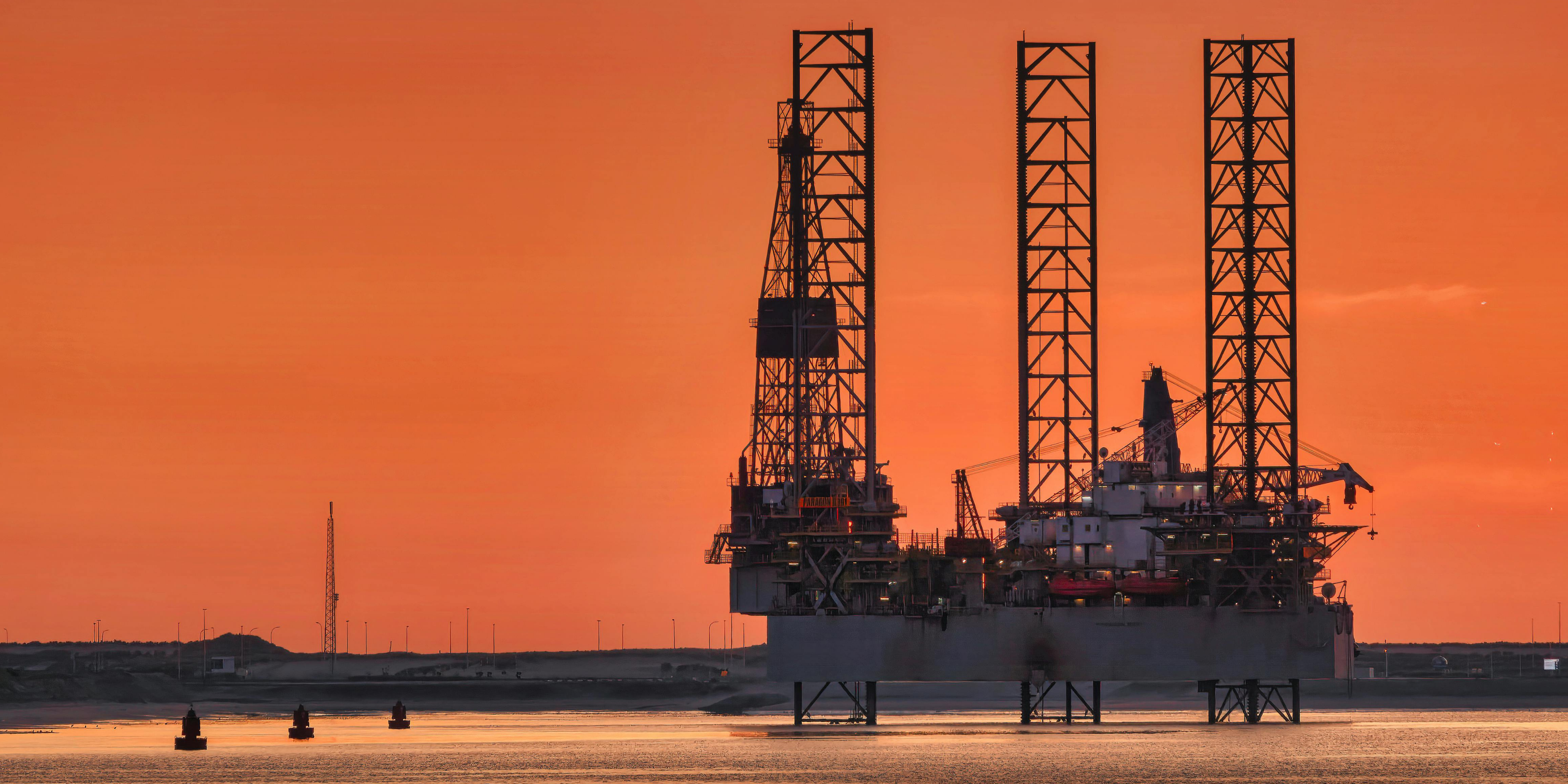 Rafineri – telifsiz endüstriyel görsel (Unsplash)